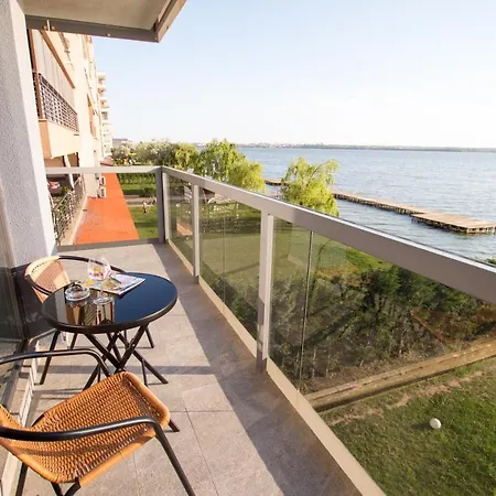 Blue By The Lake Apartment Mamaia